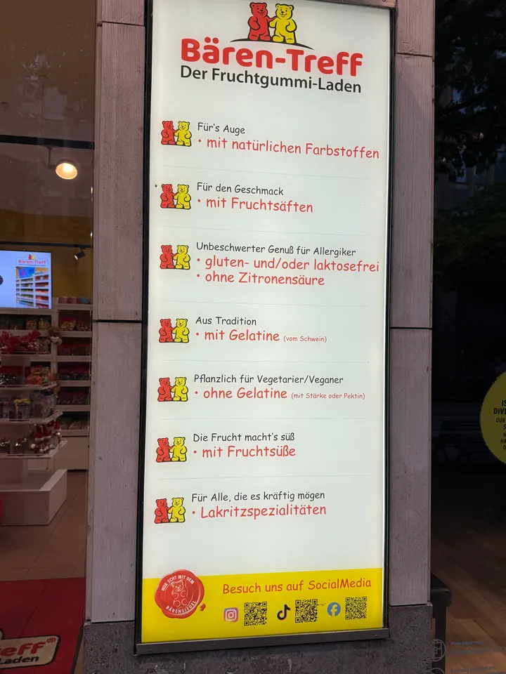 Beleuchtete Infotafel von Bären-Treff mit Sortimentskategorien wie vegane, glutenfreie Fruchtgummis und Lakritzspezialitäten