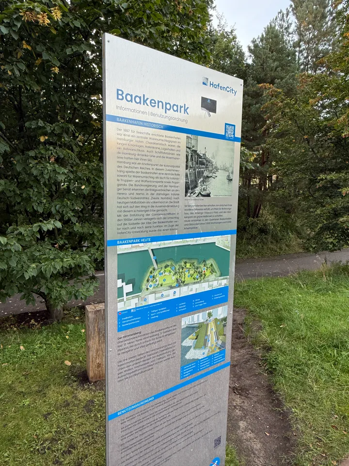 Informationstafel „Baakenpark“ der HafenCity mit Lageplan, historischem Foto und Benutzungsordnung am Wegrand