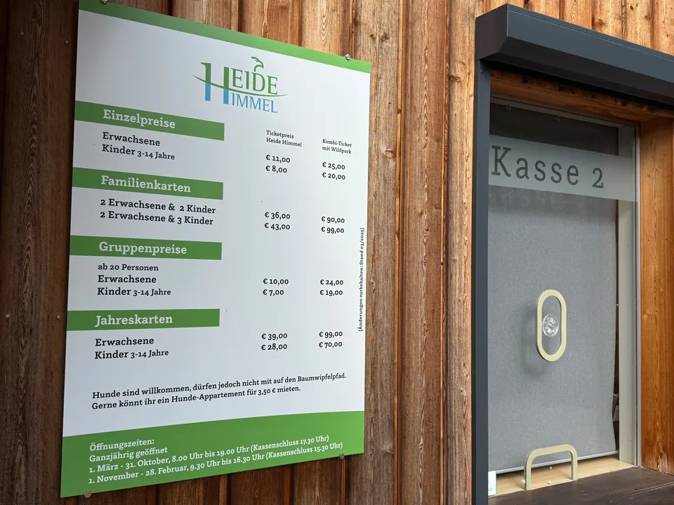 Preistafel des Heide Himmel an einer Holzfassade neben einem Kassenfenster mit Aufschrift Kasse 2