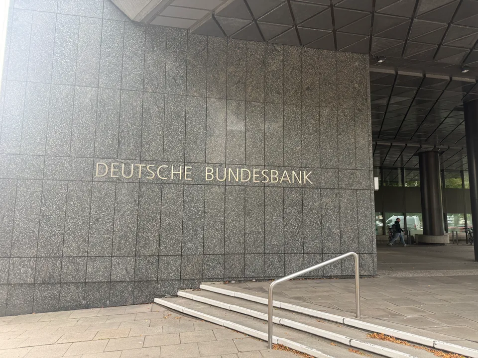 Granitwand mit Metallschriftzug Deutsche Bundesbank, davor Stufen mit Edelstahlhandlauf und überdachter Eingangsbereich