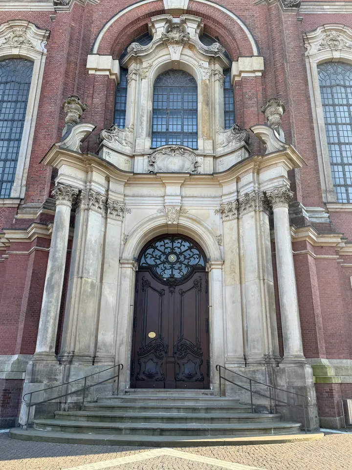 Barockes Sandsteinportal mit Säulen, geschnitzter Holztür, Oberlicht mit Ziffer 8 und Steintreppe