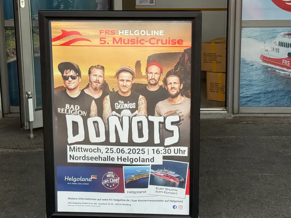 Plakataufsteller der FRS Helgoline für ein Donots-Konzert auf Helgoland am 25. Juni 2025