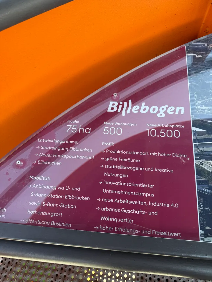 Weinrote Infotafel zum Entwicklungsgebiet Billebogen mit Angaben zu Fläche, Wohnungen, Arbeitsplätzen und Mobilität