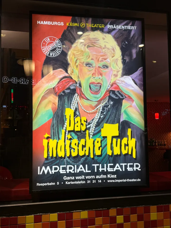 Plakat „Das indische Tuch“ des Imperial Theaters mit gemalter schreiender Frau und rotem Tuch