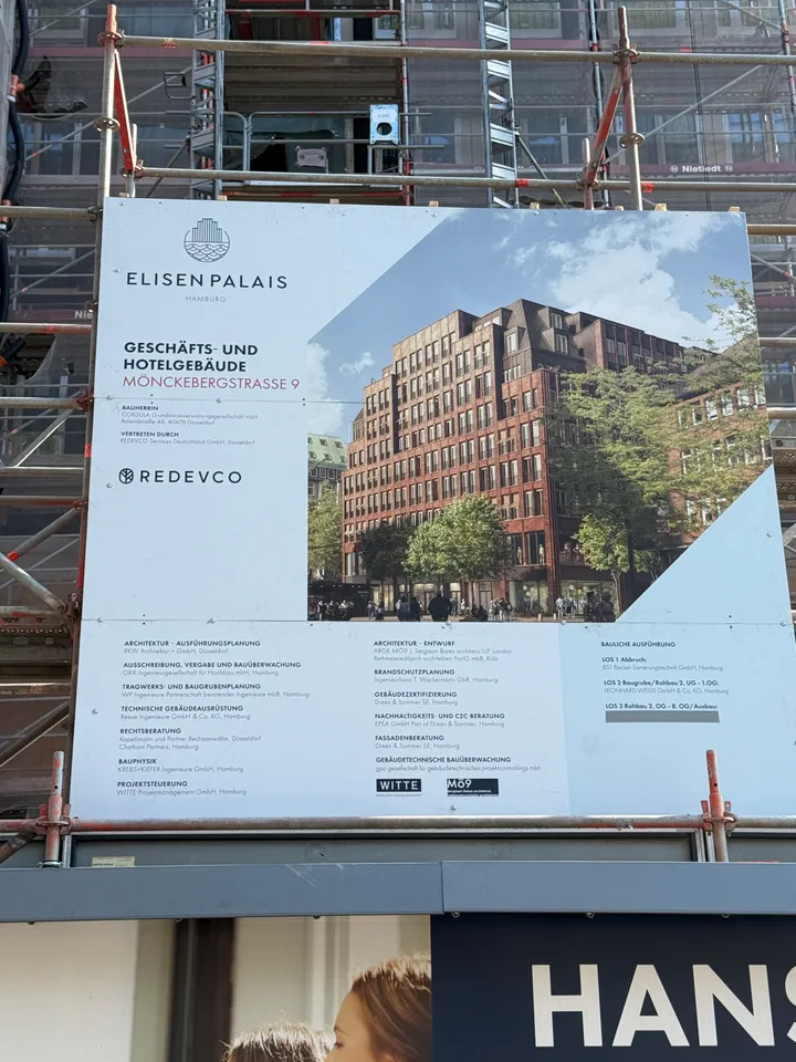 Bauschild „Elisen Palais Hamburg, Mönckebergstraße 9“ mit Visualisierung eines Backstein-Geschäftshauses am Baugerüst